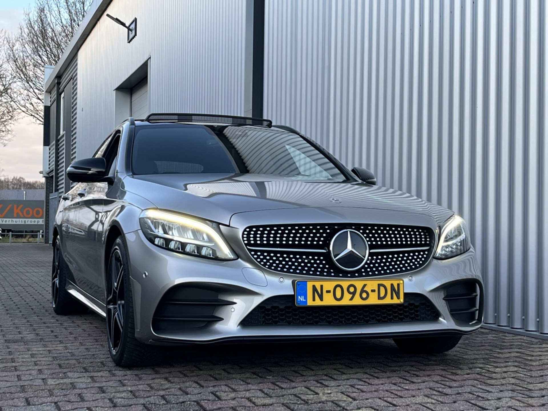 41709413-10.jpg