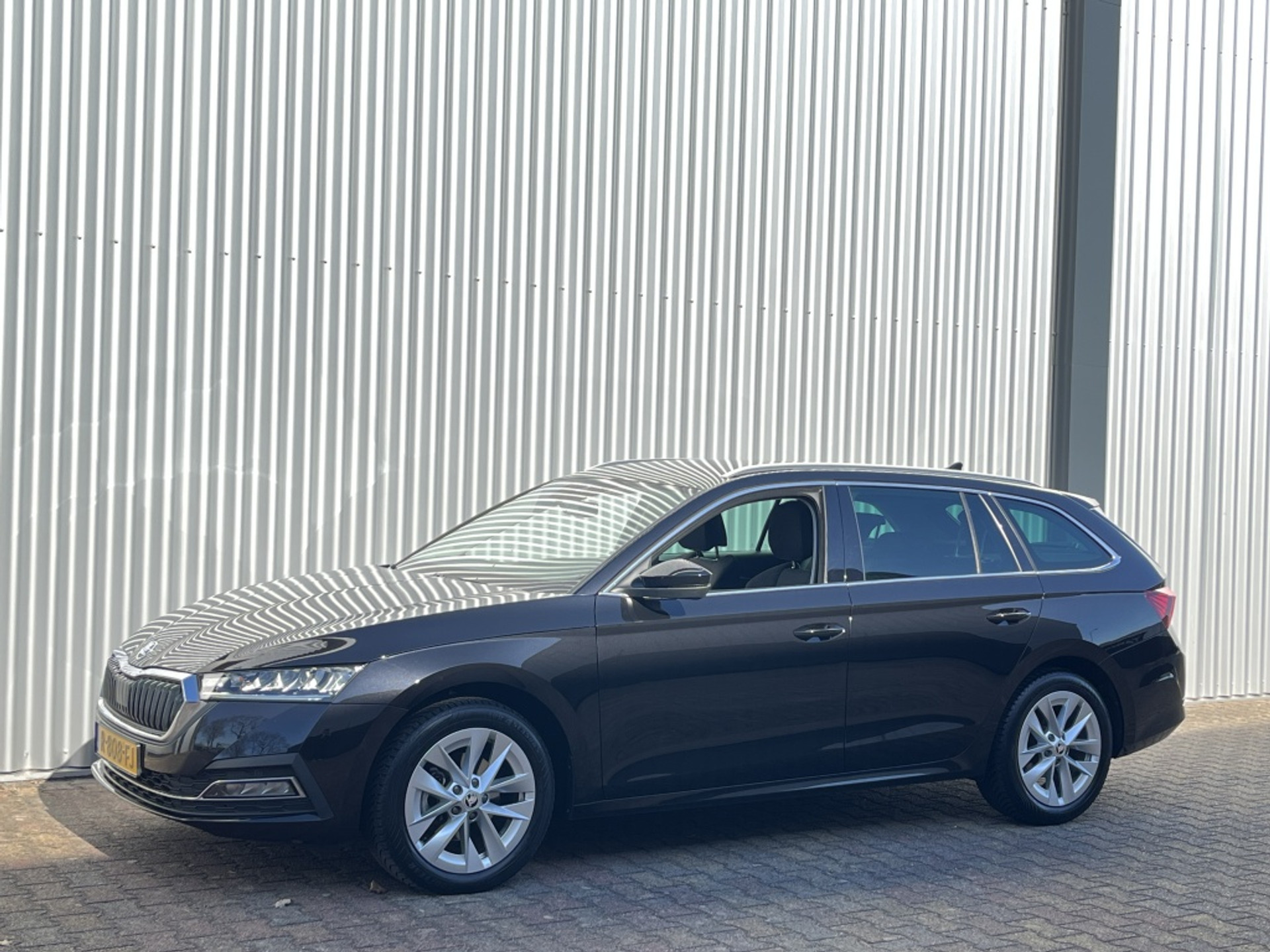 43145926-1.jpg