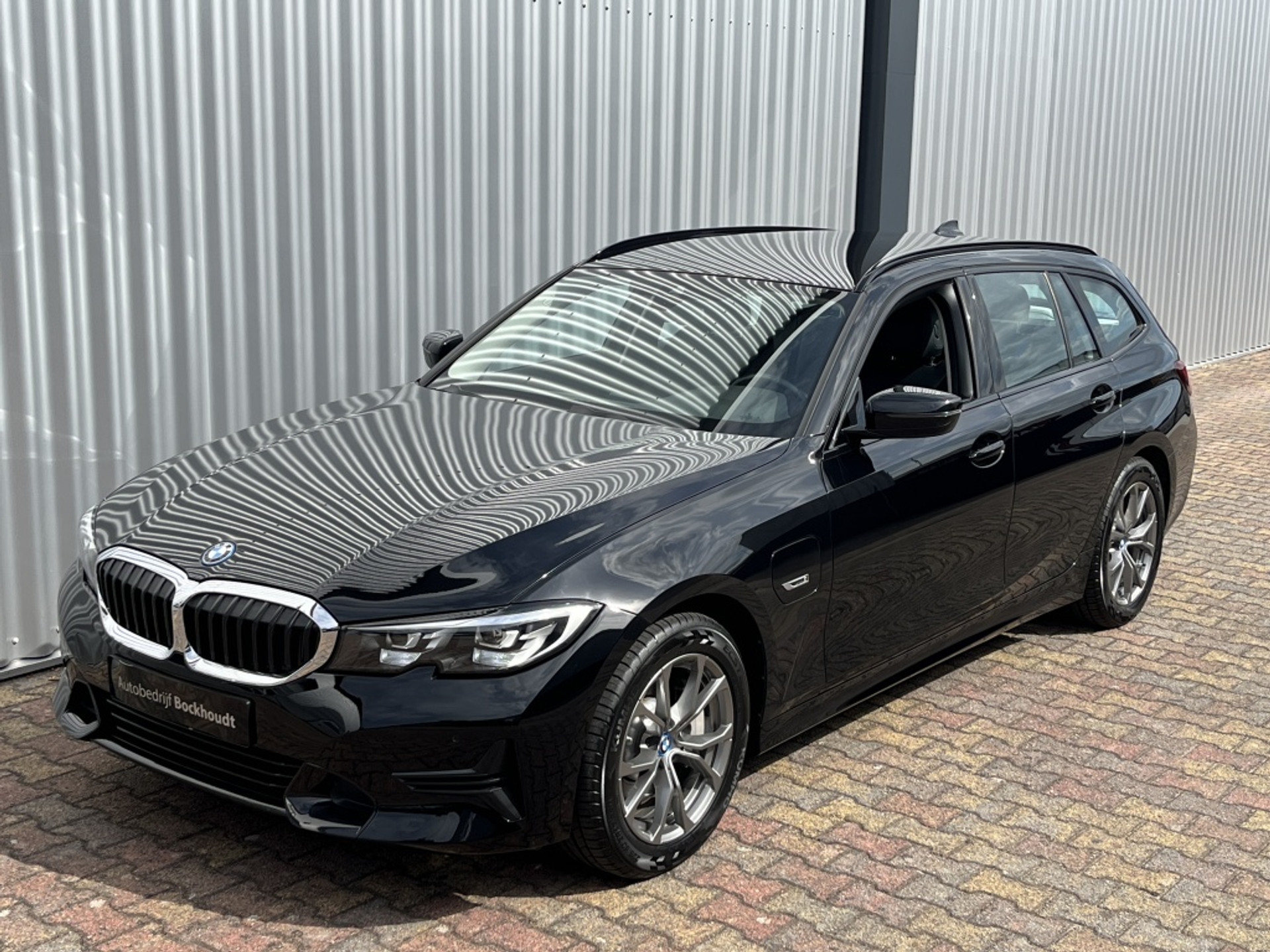 47227090-4.jpg
