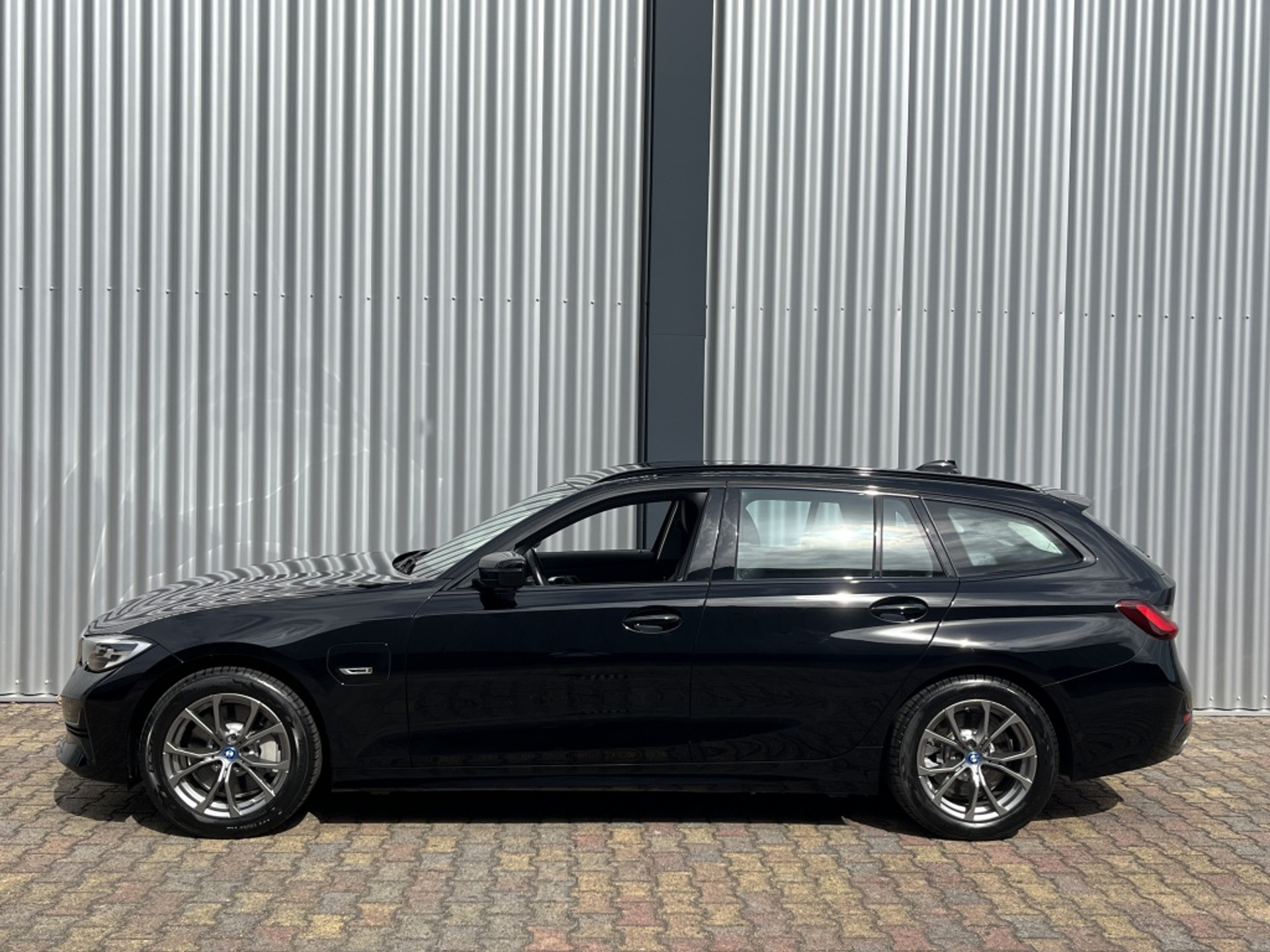 47227090-5.jpg